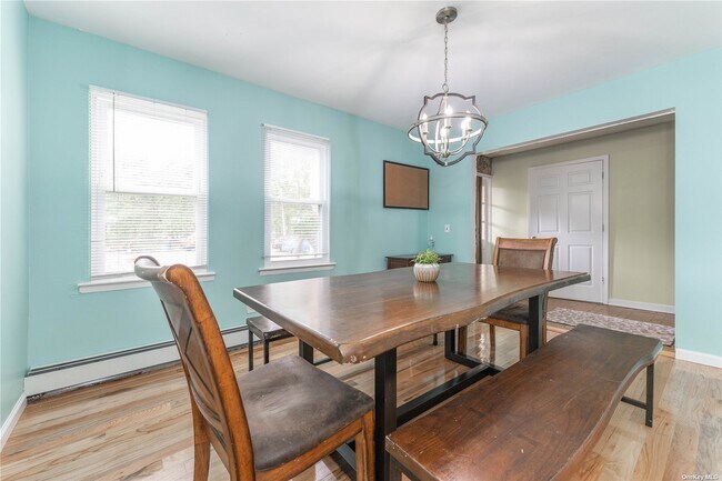 Building Photo - 747 Iris Pl