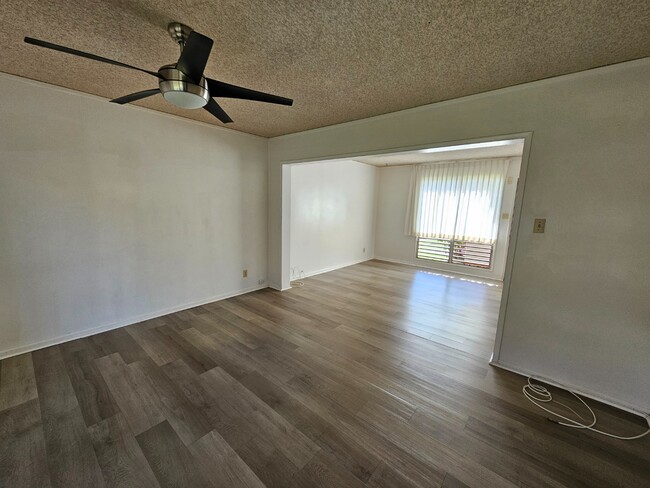 Building Photo - 3 bedroom, 1.5 bathroom and 2 parking condo.