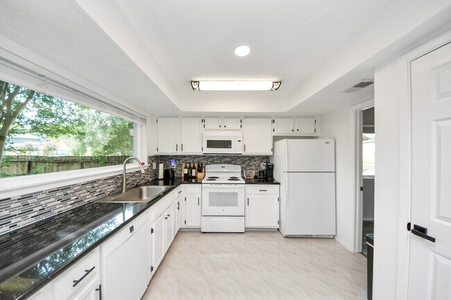 Building Photo - 1902 Kings Arms Way