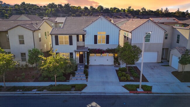 Building Photo - Light and bright 4 bedroom 3 bath beauty i...