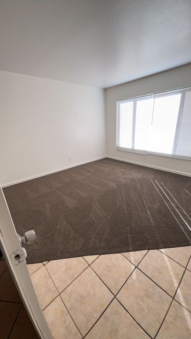 Building Photo - Adelanto 4 Bedroom