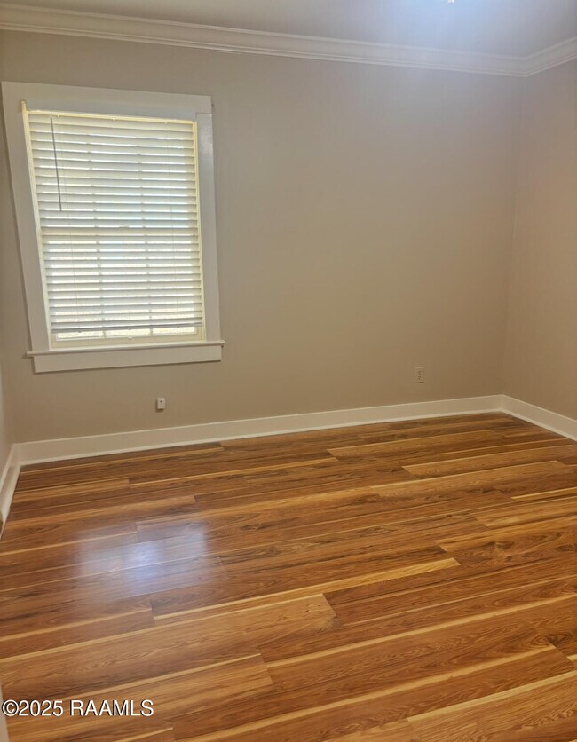 Building Photo - 121 Oak Crest Dr