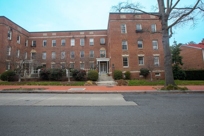 Building Photo - Amazing 2 BR/1 BA Condo in Georgetown, DC!