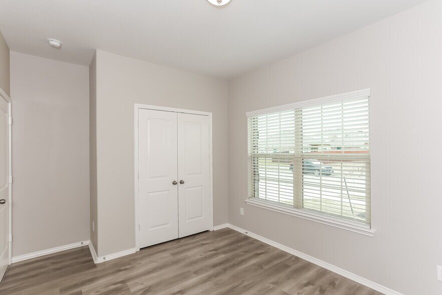 Building Photo - 825 Amberwood Ct