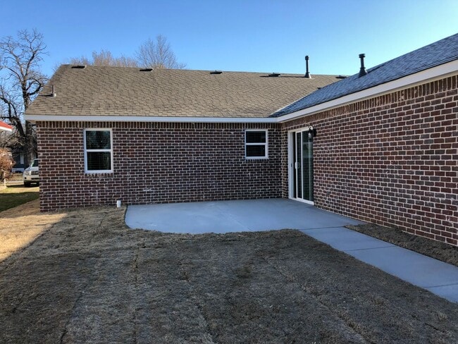 Building Photo - Brick Colonial - 3 Bedroom 2 Bath 1 Car Garage