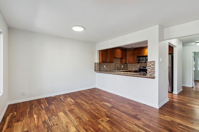 Building Photo - 10410 NE 32nd Pl