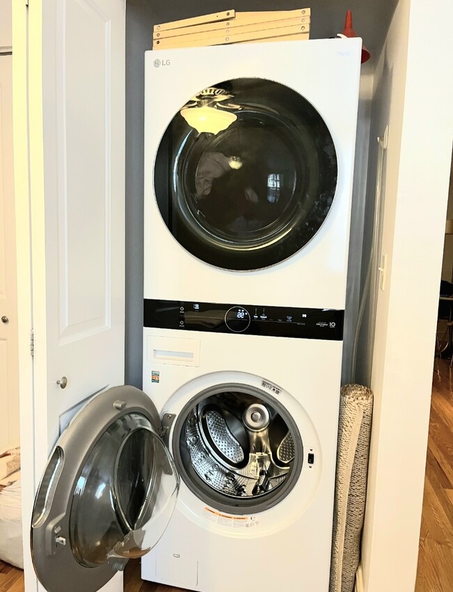 Building Photo - 643 W Barry Ave