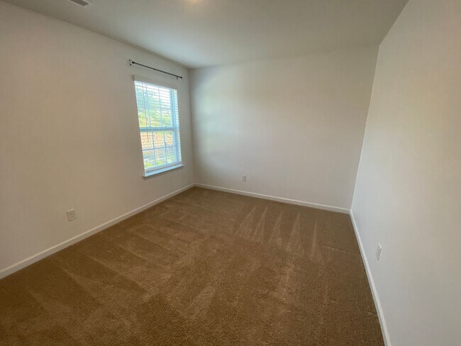 Building Photo - MOVE-IN READY!