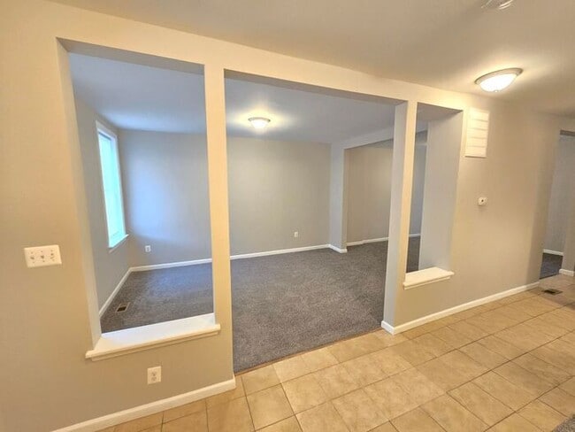 Building Photo - 4 Bedroom Home