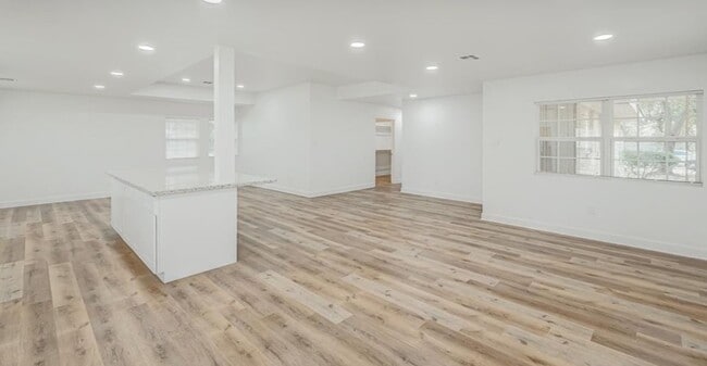 Building Photo - 6130 Shadow Crest St