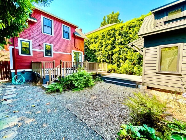 Building Photo - R0441