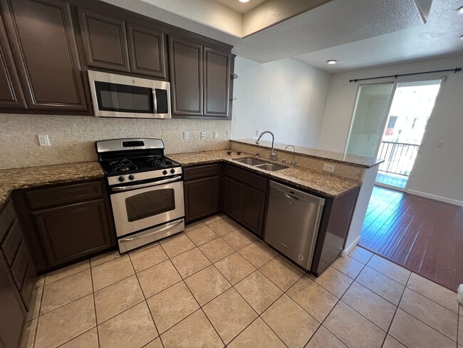 Building Photo - $4295-Beautiful Tri-level 3 Bed/2.5 Ba Townhome in Hampton Park/North San Jose