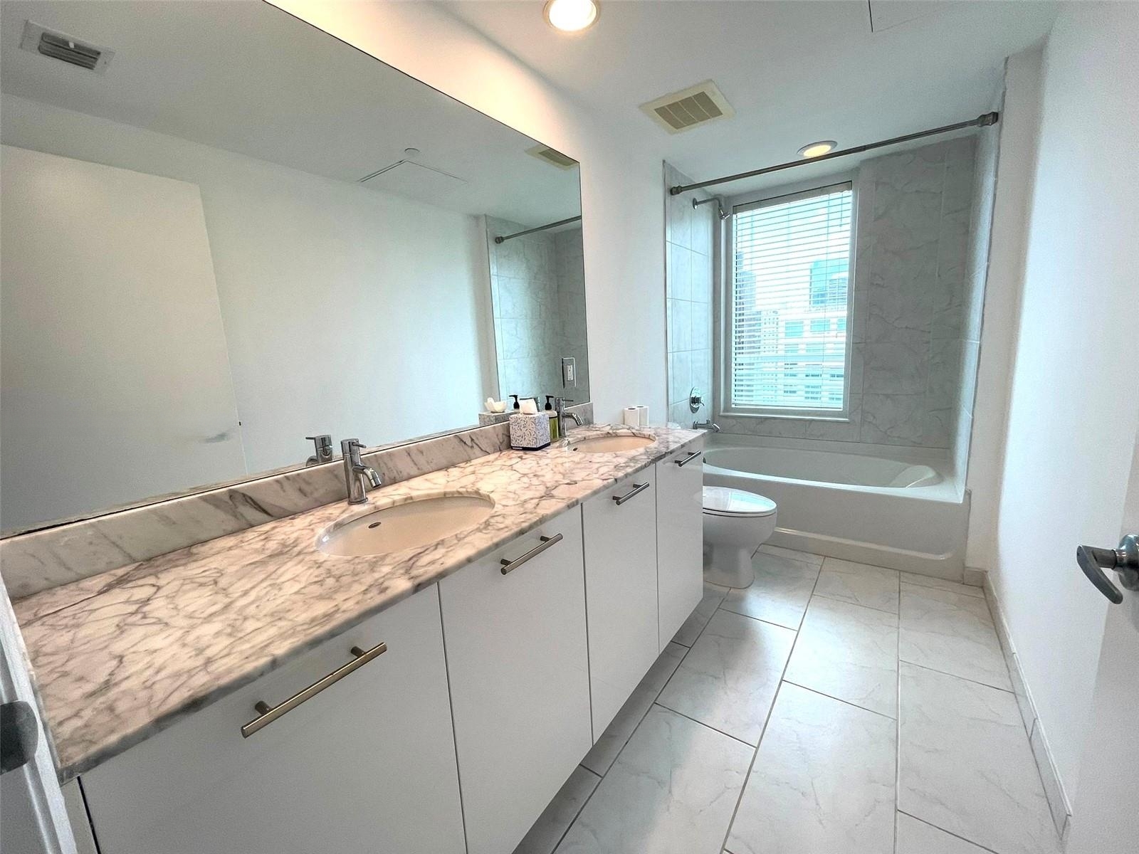Building Photo - 951 Brickell Ave