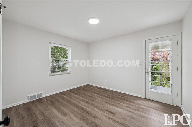 Building Photo - 2834 Sherbrooke Rd