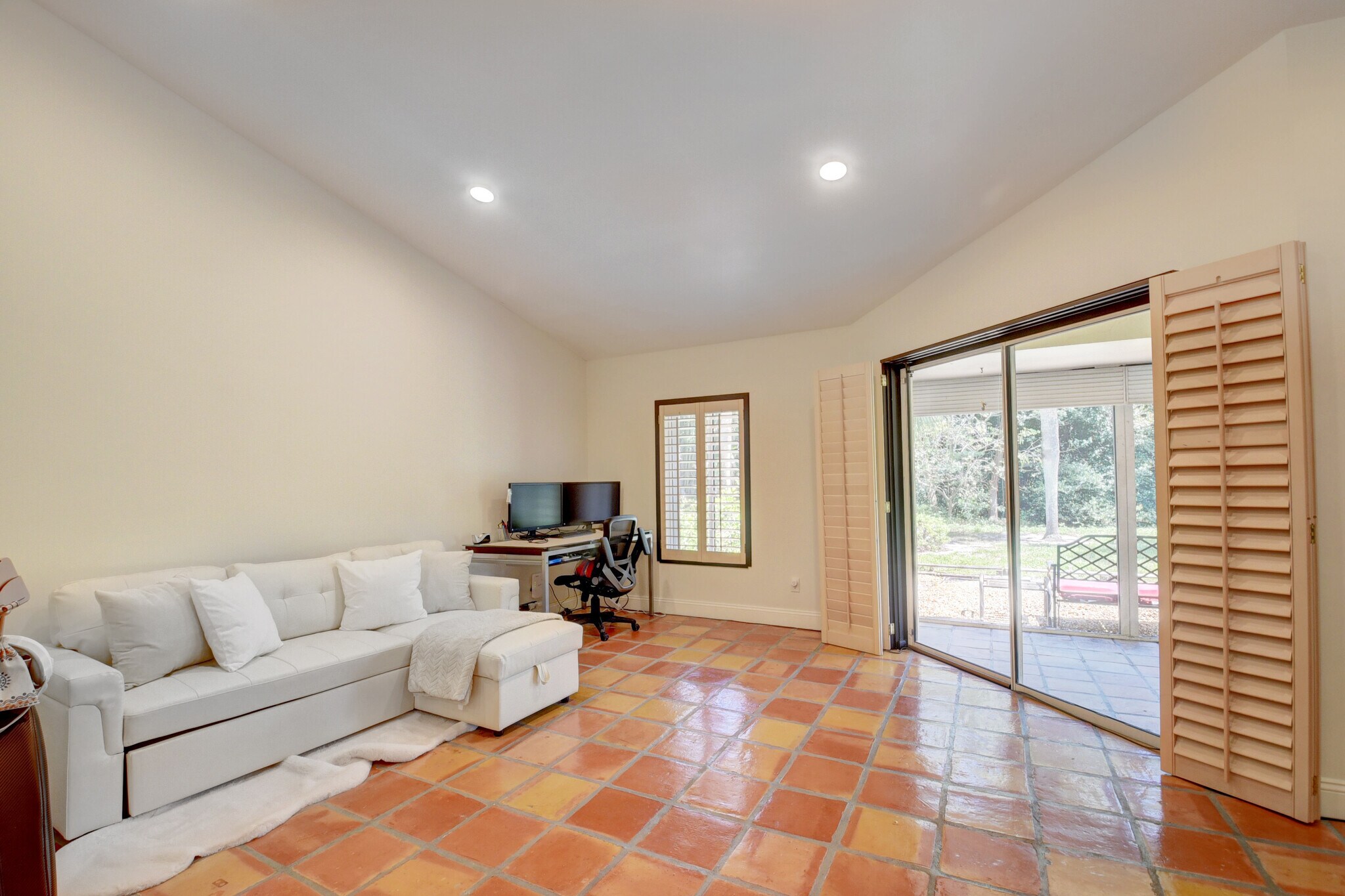 Building Photo - 4666 Fountains Dr S