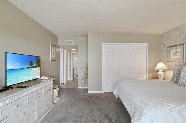 Building Photo - 1050 Longboat Club Rd