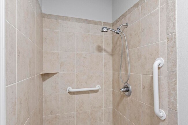 Building Photo - Ready to move in!