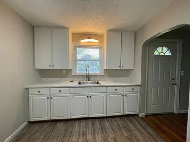 Building Photo - Spacious 2 Bedroom House!