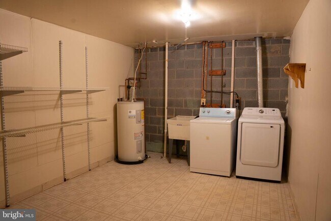 Building Photo - 8654 Venoy Ct