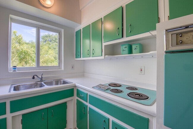 Building Photo - 1520 Lake Ave