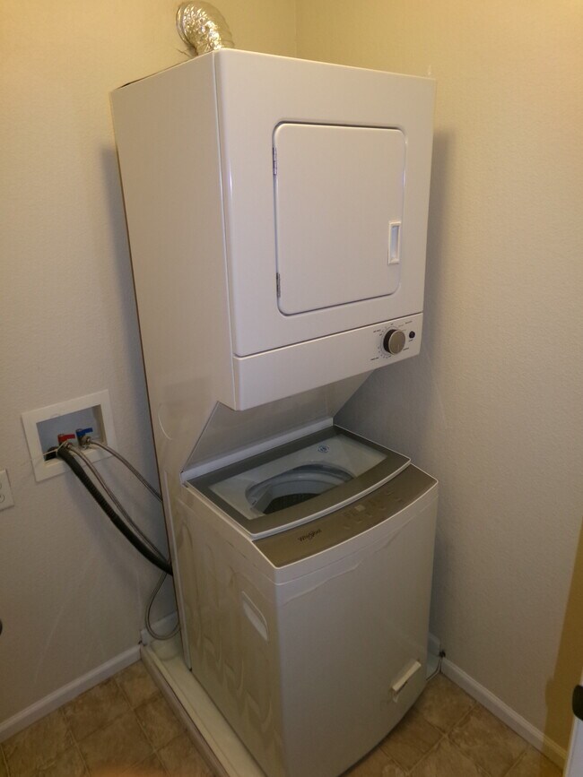 Building Photo - 844 Apex Dr