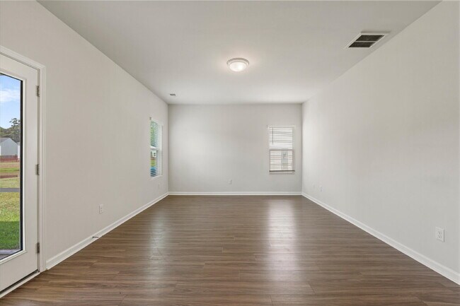 Building Photo - 4 Bedroom, 2.5 baths, with a 2 car garage located in Shell Point Farm.