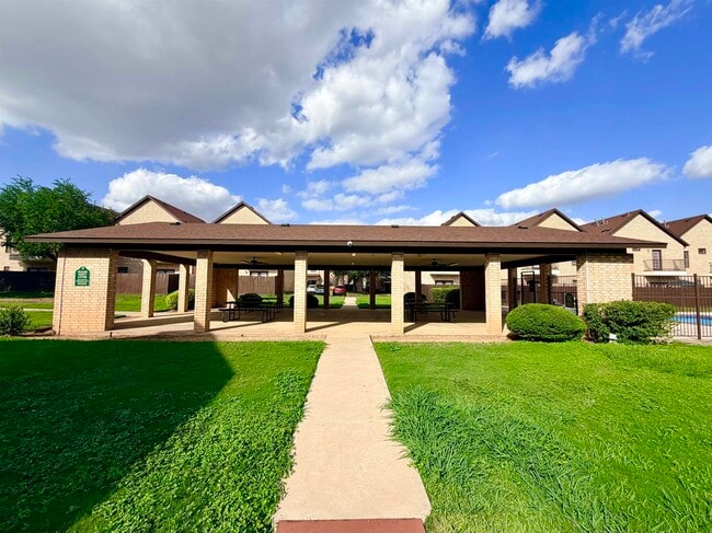 Building Photo - 2445 Monarch Dr