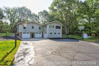 Building Photo - 3892 Lakeridge Dr