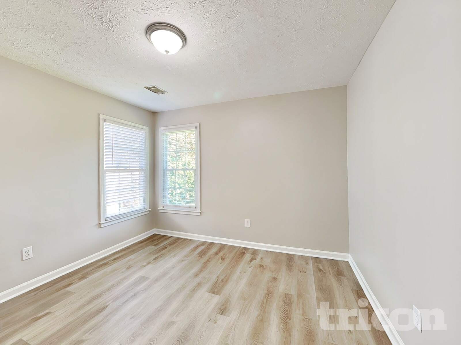 Building Photo - 160 Wisteria Way