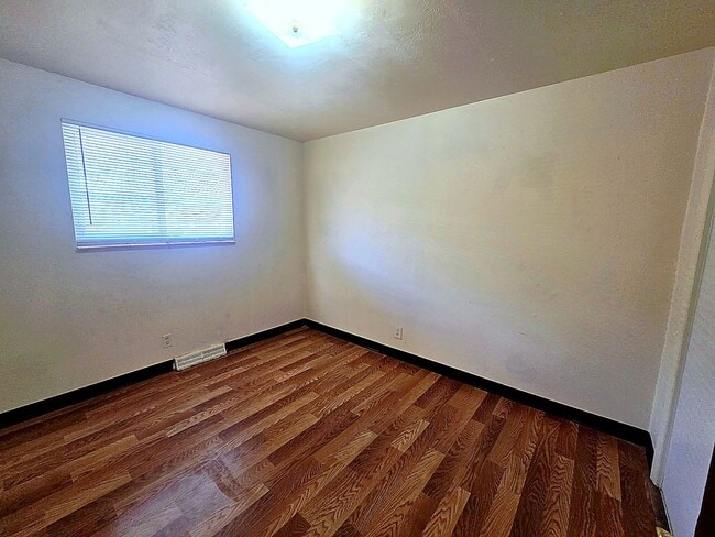 Building Photo - Charming 2-Bedroom, 2-Bath Townhome-Style Unit in Edgewater