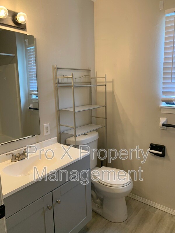 Building Photo - 3802 College View Dr