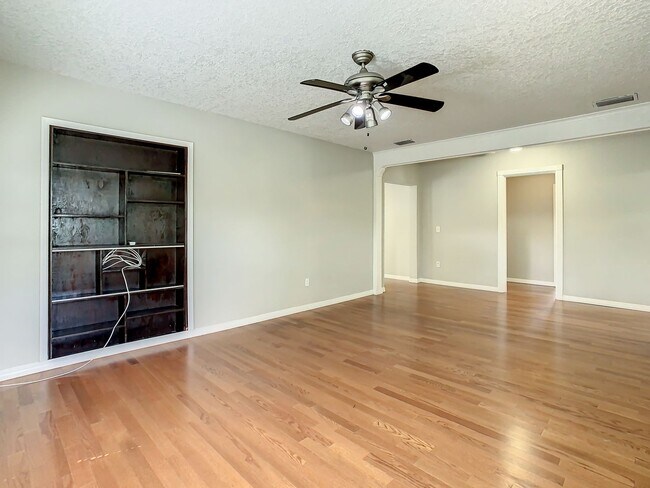 Building Photo - Charming Three bedroom one bath with huge backyard