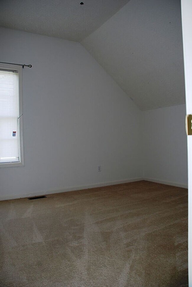 Building Photo - 3 bedroom/2 bath Home GREAT location!!! Available 9/1/2026!!