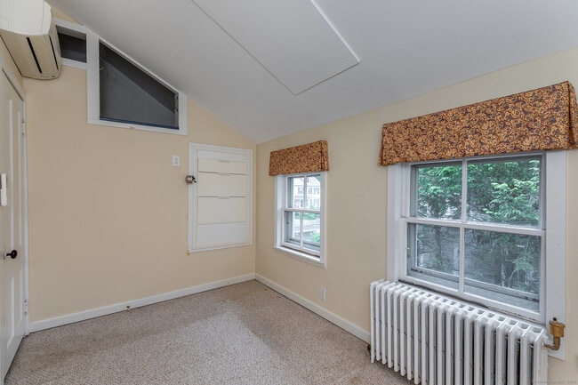 Building Photo - 44 Meadow St