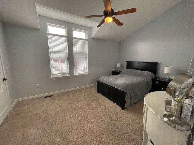 Building Photo - Stylish Townhome with 2 Suites, Hardwood Floors, Stainless Steel Appliances, and Granite Countert...