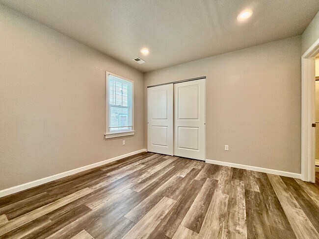 Building Photo - Charming Duplex in Prime Fort Collins Location!