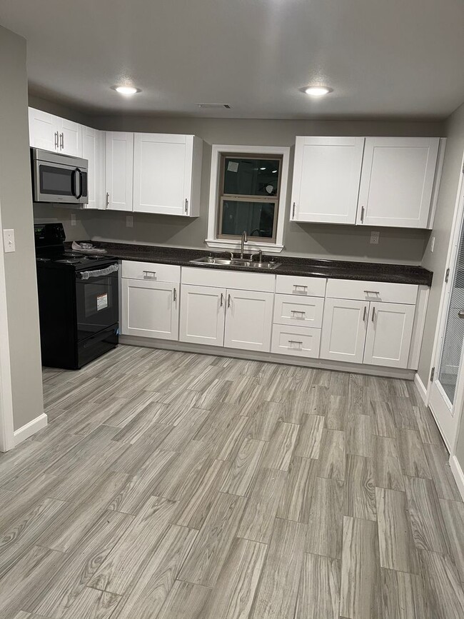 Building Photo - 2 bed, 1 bath house-Pet Friendly!