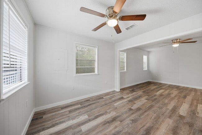Building Photo - 9481 Lake Forest Cir
