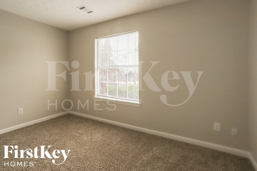 Building Photo - 480 E Lake Dr