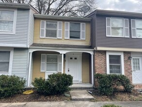Building Photo - W Knox Tri-level Townhouse 3BR/1.5BA
