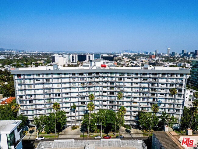 Building Photo - 100 S Doheny Dr
