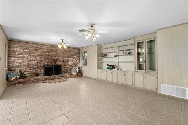 Building Photo - 610 Lancelot Way