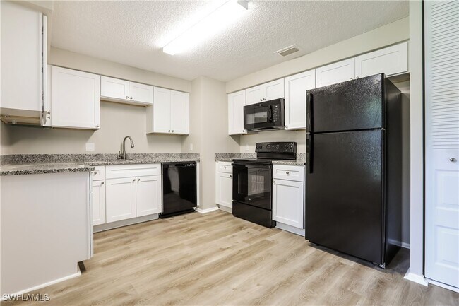 Building Photo - 20569 Tappan Zee Dr