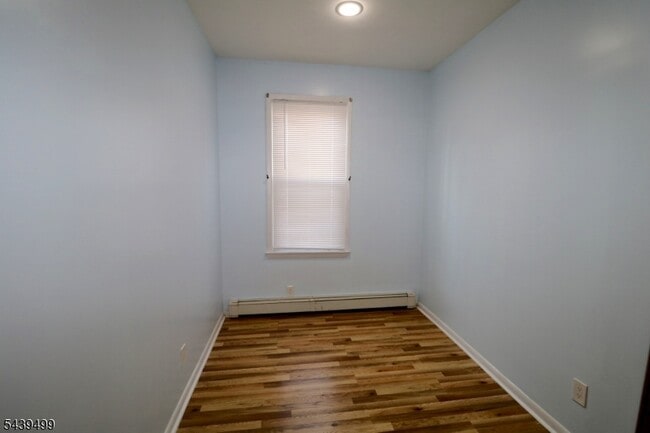 Building Photo - 484 Delavan Ave