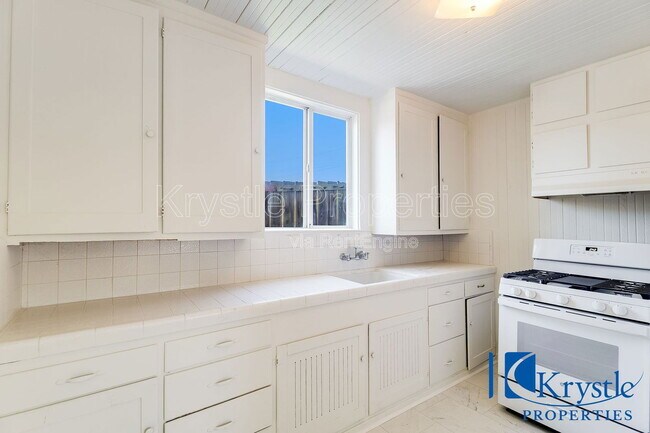 Building Photo - 547 Porter St