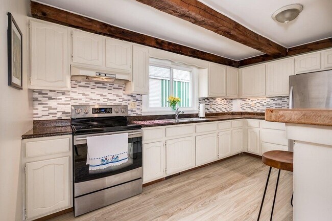 Building Photo - 5 McDaniel Rd