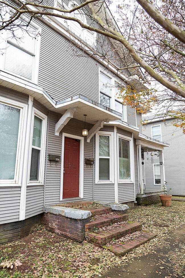 Building Photo - Spacious 2 Bedroom Walkable to Downtown