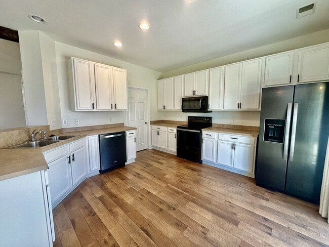 Building Photo - Beautifully Updated Three Bedroom Home in ...