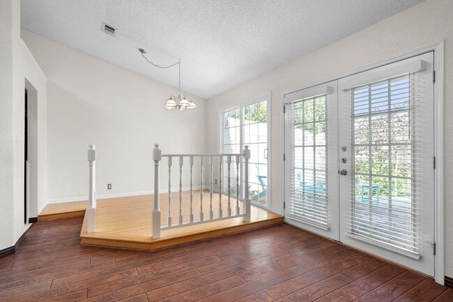 Building Photo - 1425 Thistlewood Ln