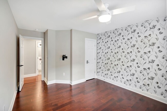 Building Photo - Unbeatable Location – Just 6 Minutes to Do...